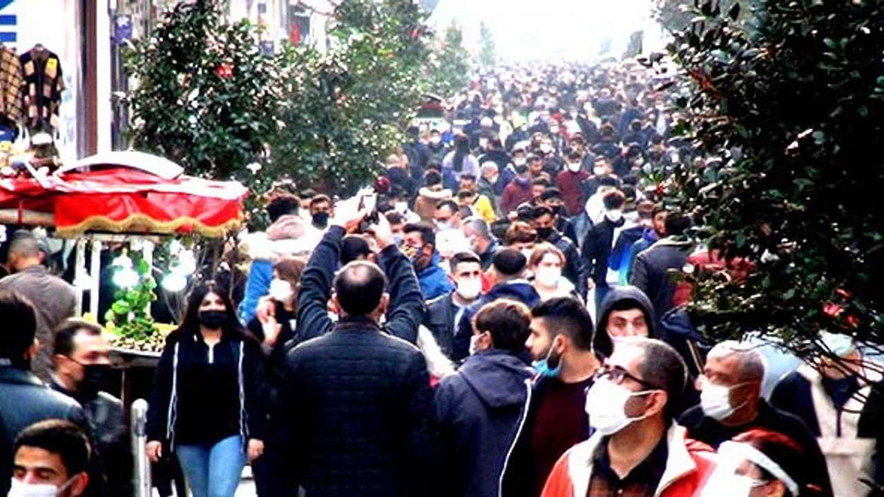 Taksim'de Koronavirüse Rağmen Oluşan Kalabalık