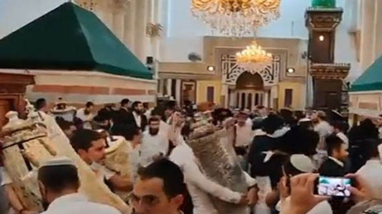 Siyonistler tarihi camiyi bastı: İçinde dans etti