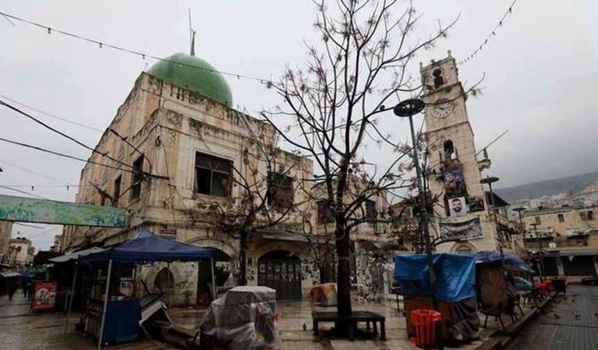 İsrail askerleri, mübarek Ramazan günü tarihi camiyi ateşe verdiler