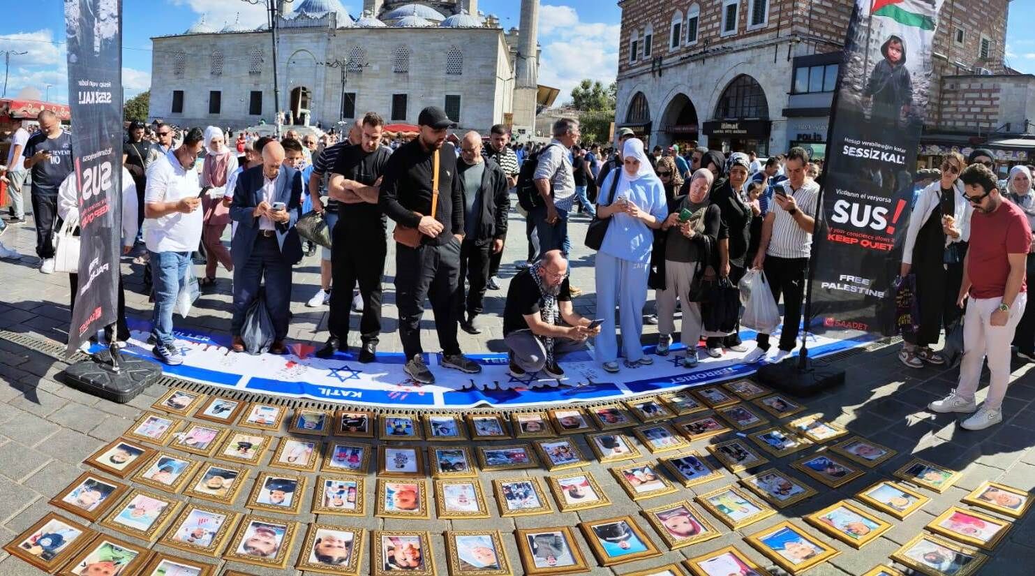 Eminönü Meydanında Gazze İçin Farkındalık Standı yoğun ilgi gördü